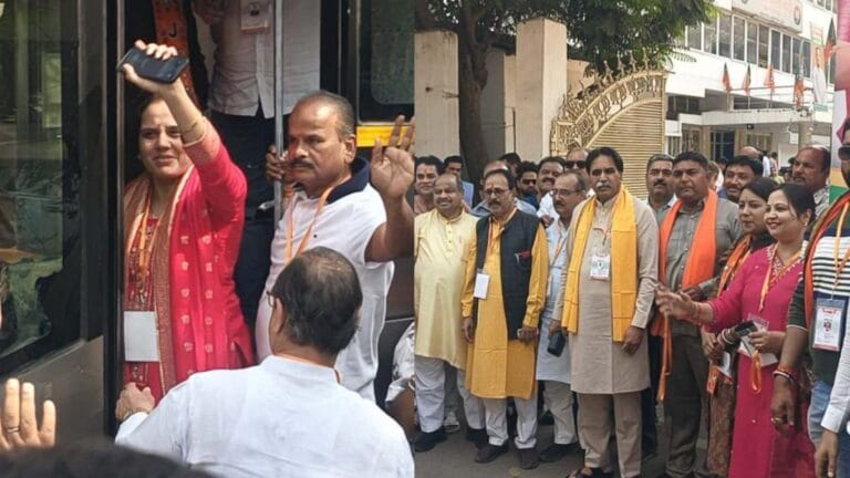 रायपुर महापौर मीनल चौबे और पार्षदों की महाकुंभ यात्रा शुरू