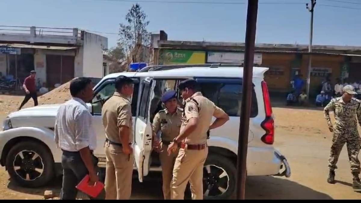 कपड़ा व्यवसायी की हत्या से सनसनी, शव घर में मोटरसाइकिल के नीचे मिला