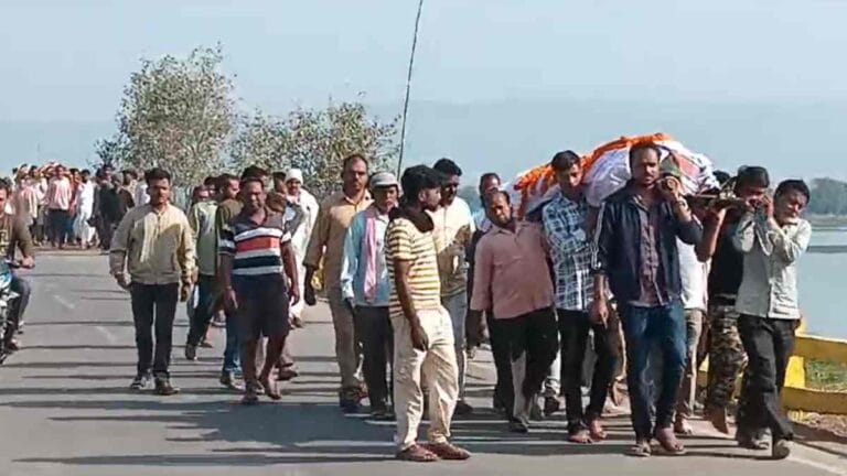 प्रयागराज हादसा: कोरबा में एक साथ उठी 10 अर्थियां, परिजनों का रो-रोकर बुरा हाल