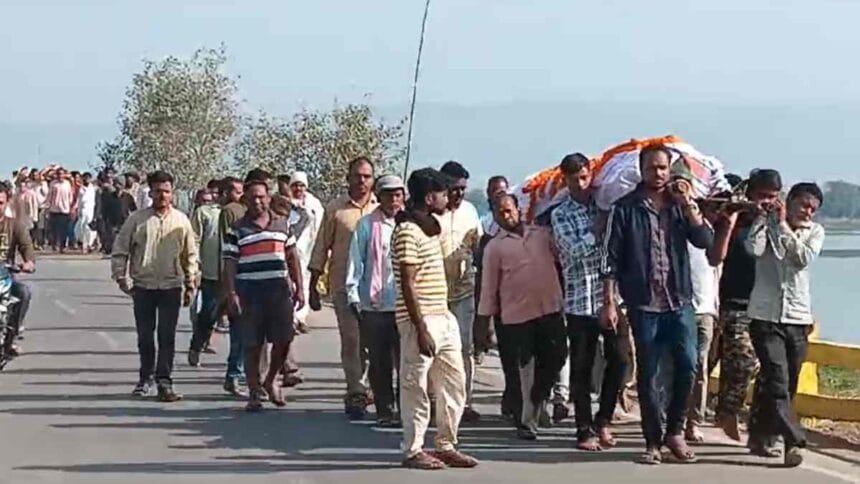 प्रयागराज हादसा: कोरबा में एक साथ उठी 10 अर्थियां, परिजनों का रो-रोकर बुरा हाल