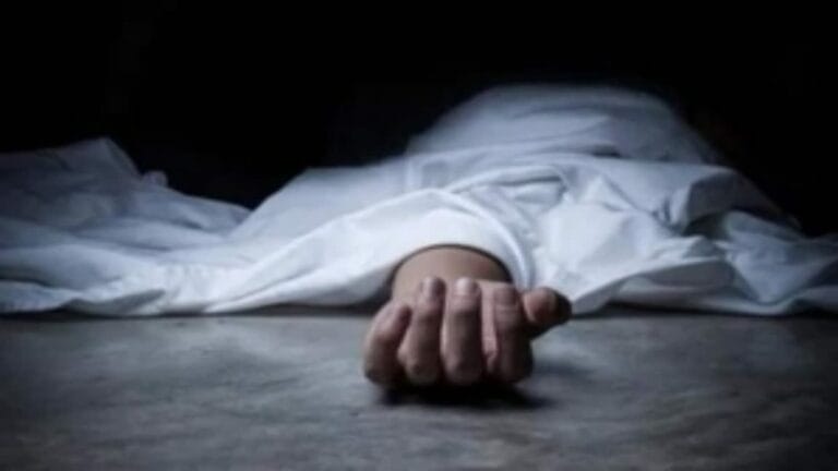 मां और दो बेटियों की संदिग्ध मौत, घर से आ रही थी तेज बदबू