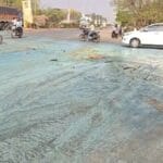 मंदिर हसौद में दो ट्रकों की टक्कर, सड़क पर फैला पेंट
