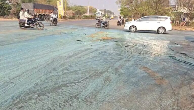 मंदिर हसौद में दो ट्रकों की टक्कर, सड़क पर फैला पेंट