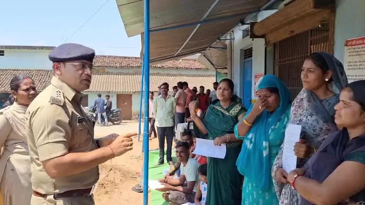 पत्थलगांव में शराब दुकान में दिखी महिलाएं