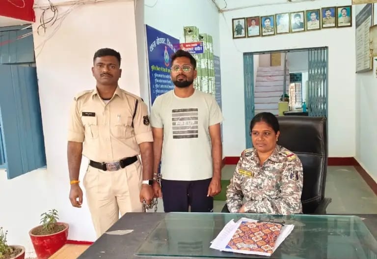 गर्लफ्रेंड को ब्लैकमेल कर बॉयफ्रेंड ने ऐंठे डेढ़ लाख, गिरफ्तार