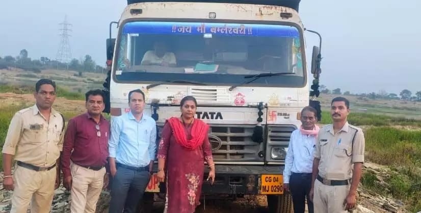 आरंग महानदी में एसडीएम-तहसीलदार ने मारी रेड, रेत का अवैध परिवहन