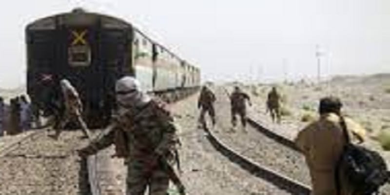 पाकिस्तान में ट्रेन पर आतंकी हमला, यात्रियों को बनाया बंधक