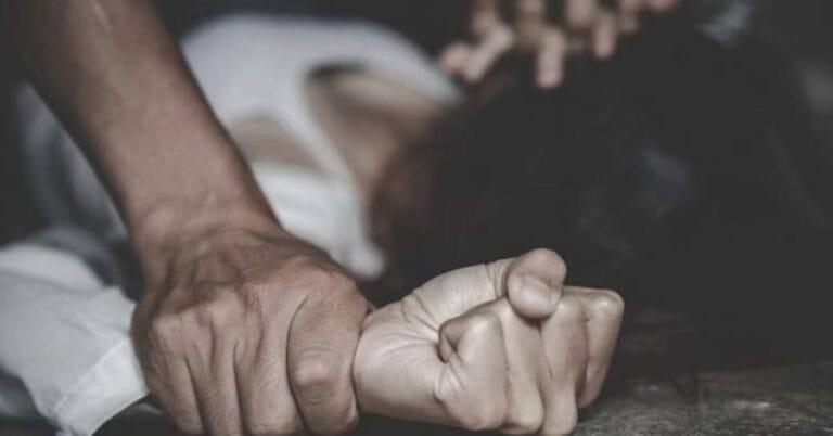 हाथरस: नौकर का घिनौना काम: मालिक की पत्नी को अकेला देख
