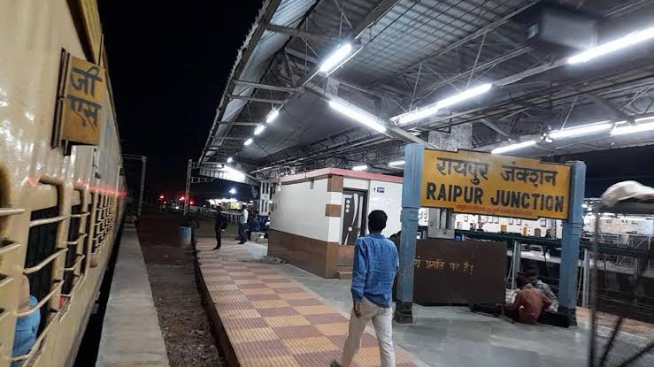 रायपुर रेलवे स्टेशन, चलती ट्रेन की चपेट में आया युवक
