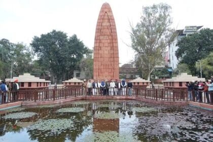 भूपेश बघेल पहुंचे जलियांवाला बाग , अमर शहीदों को दी श्रद्धांजलि