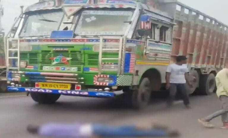 रायपुर: गुढ़ियारी रोड में तेज रफ्तार ट्रक ने स्कूटी सवार को कुचला