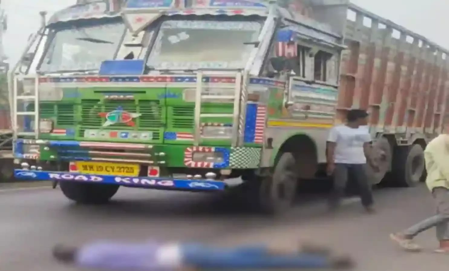 रायपुर: गुढ़ियारी रोड में तेज रफ्तार ट्रक ने स्कूटी सवार को कुचला