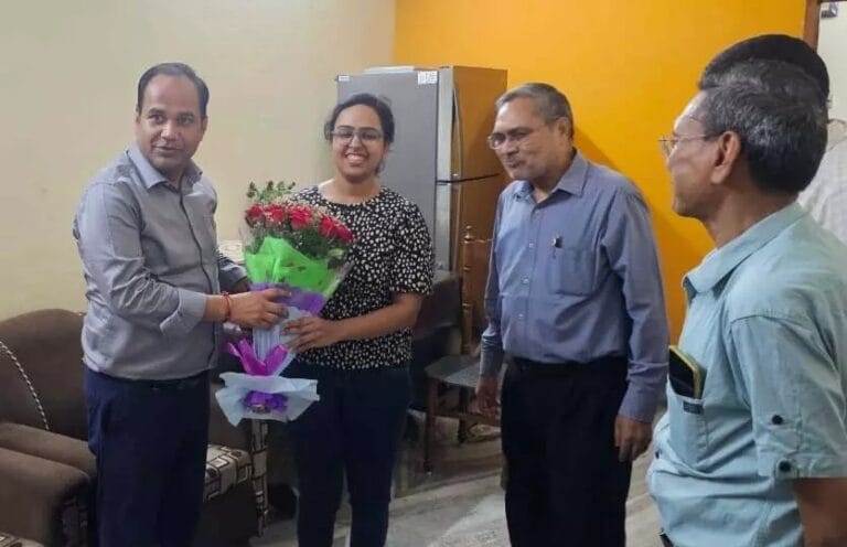 IAS बनी पूर्वा अग्रवाल बोलीं - खुद पर भरोसा रखो और मेहनत करते रहो