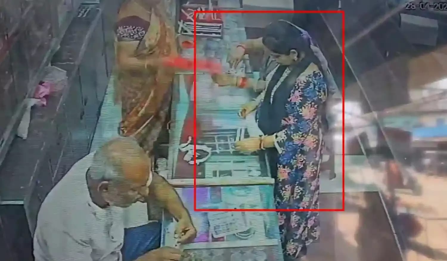 उरला में सोने की ठगी: नकली गहनों से महिलाओं ने उड़ाए असली जेवर और कैश