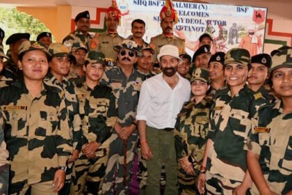 मैं निकला गड्डी लेके' गाने पर सनी देओल ने किया डांस, BSF जवानों ने गाया गाना