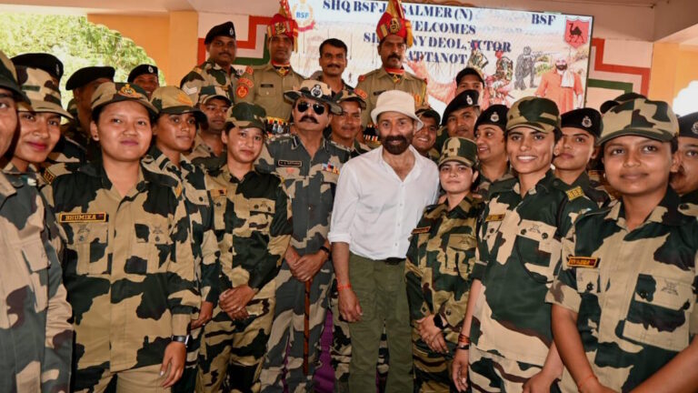 मैं निकला गड्डी लेके' गाने पर सनी देओल ने किया डांस, BSF जवानों ने गाया गाना