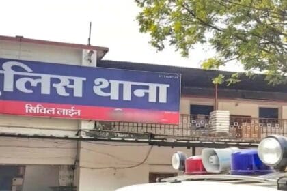 रायपुर न्यूज: पुलिस वाहन का टायर फटा, पेड़ से जा टकराई