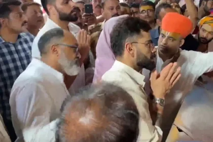 हनुमान गढ़ी पहुंचे विराट-अनुष्का, मंदिर में टेका माथा और लिया आशीर्वाद