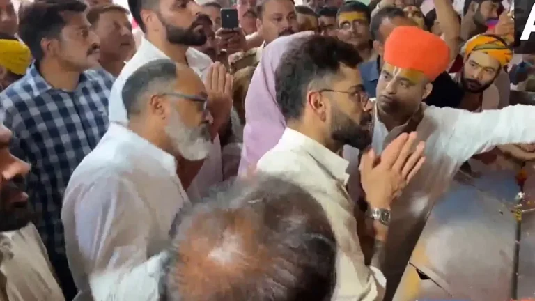 हनुमान गढ़ी पहुंचे विराट-अनुष्का, मंदिर में टेका माथा और लिया आशीर्वाद