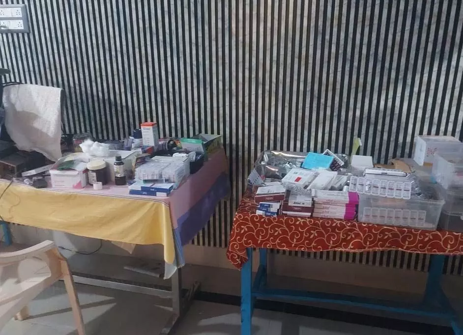 बस्तर: सरकारी डॉक्टर का अवैध क्लिनिक सील, घर में चला रहा था मिनी अस्पताल