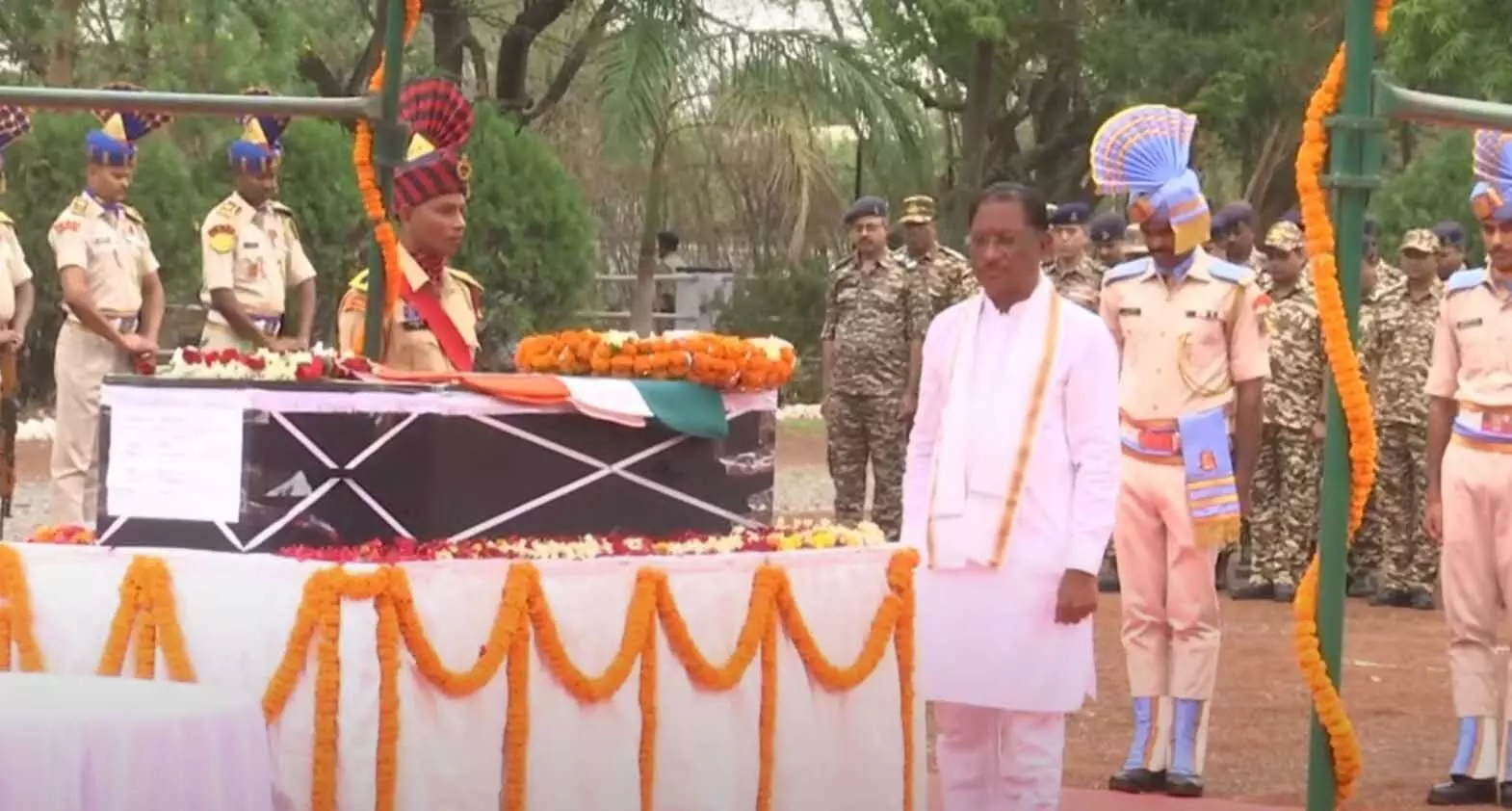 शहीद जवान को श्रद्धांजलि देने माना कैंप पहुंचे CM विष्णुदेव साय