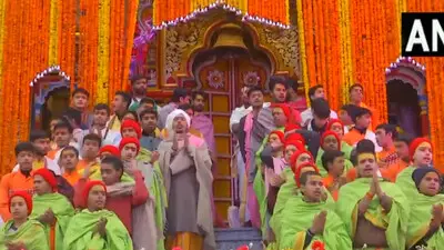 चारधाम यात्रा 2025: बद्रीनाथ धाम के कपाट खुले, हेलिकॉप्टर से हुई पुष्पवर्षा