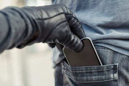 Stolen Phone: फोन चोरी हो जाए तो सबसे पहले करें ये जरूरी काम, डाटा और डिवाइस दोनों रहेंगे सुरक्षित
