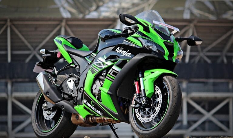 Kawasaki Ninja ZX10R: दमदार इंजन और शानदार फीचर्स वाली सुपरबाइक