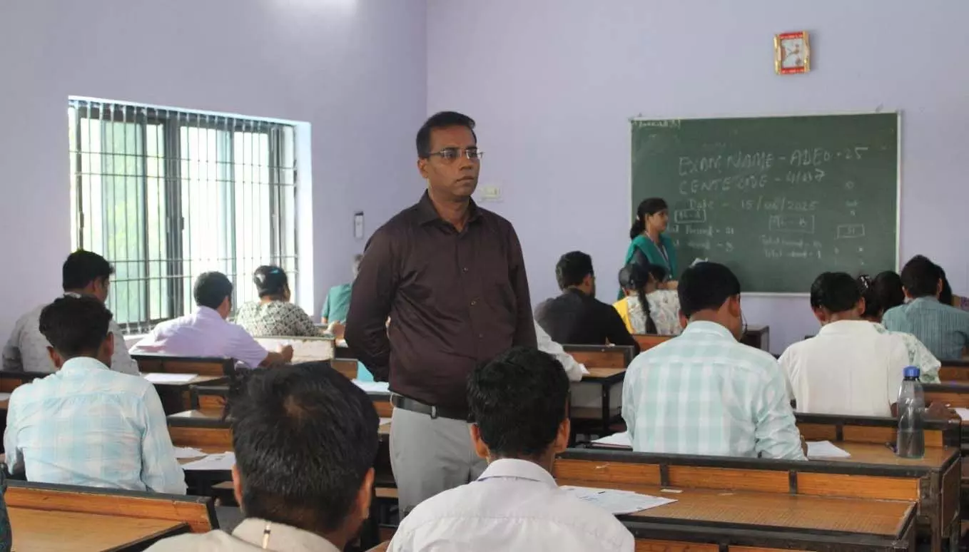 ADEO परीक्षा केंद्रों का निरीक्षण करने पहुंचे कलेक्टर डॉ कन्नौजे