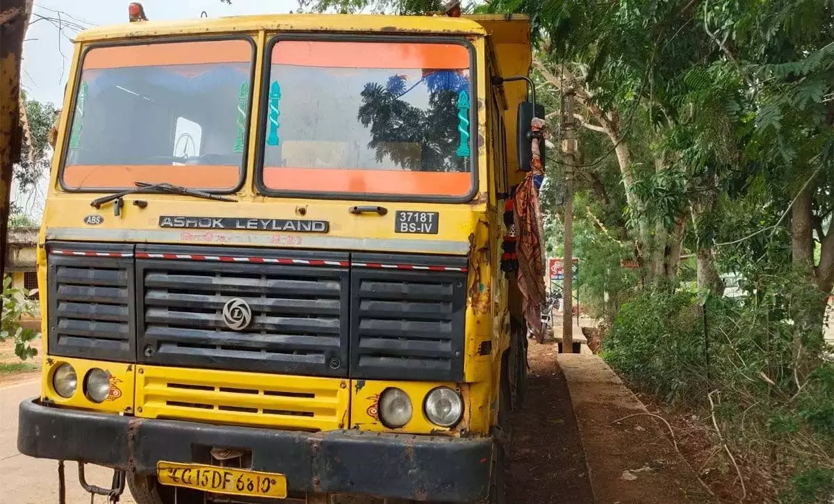 सरगुजा: ट्राला गाड़ी पीछे कर रहा था चालक, बुजुर्ग को कुचला