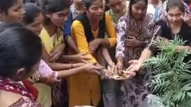 जगदलपुर: नर्सिंग कॉलेज में शिव मंदिर हटाने पर हंगामा, छात्राएं भूख हड़ताल पर