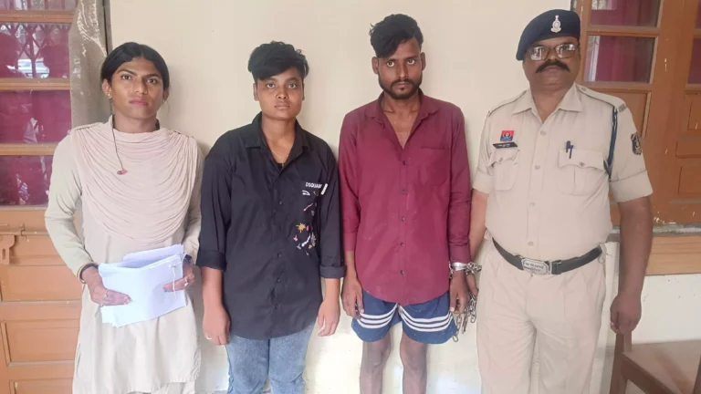 इंस्टाग्राम पर अश्लील तस्वीरें वायरल कर रहे थे 3 युवक, गोलबाजार पुलिस ने किया गिरफ्तार