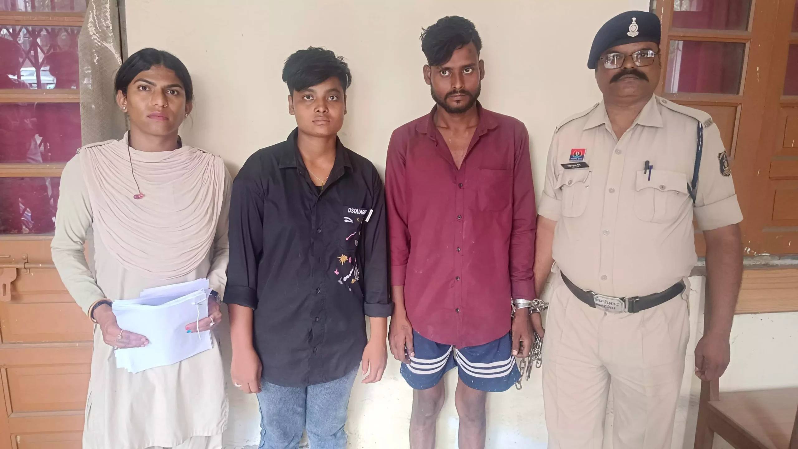 इंस्टाग्राम पर अश्लील तस्वीरें वायरल कर रहे थे 3 युवक, गोलबाजार पुलिस ने किया गिरफ्तार