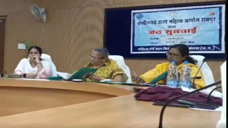 कोरबा: प्रेम प्रसंग में फंसी टीचर बहू, सास पहुंची महिला आयोग