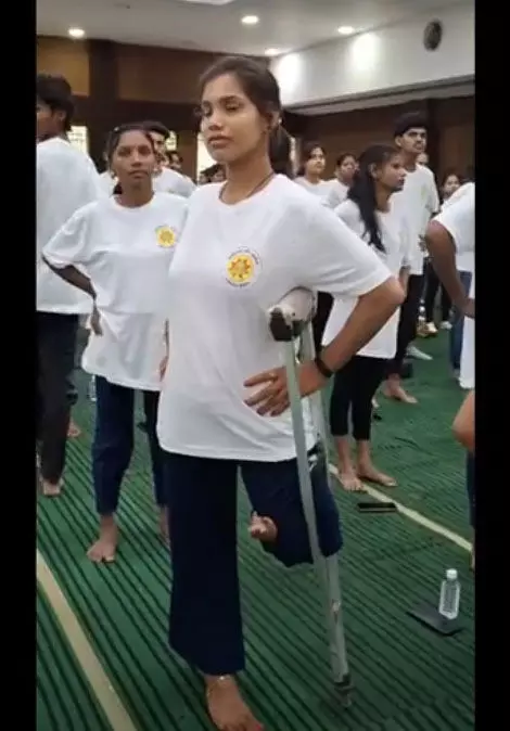 रायपुर: दिव्यांग रीमा साहू ने बैसाखी के सहारे किया योग, फिटनेस का दिया संदेश