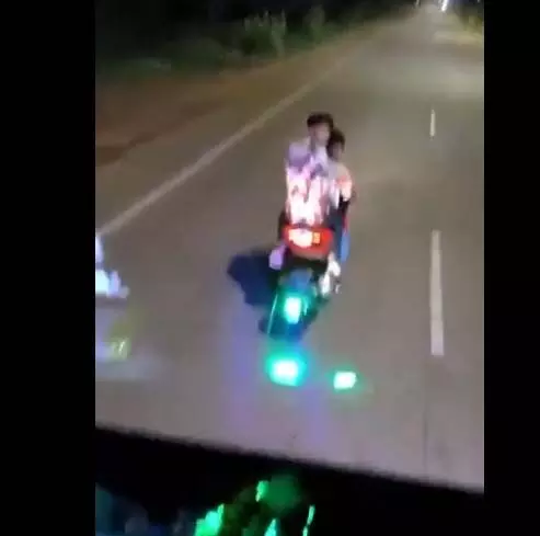 धमतरी में चलती बस के सामने बाइकर्स का हंगामा, वीडियो वायरल