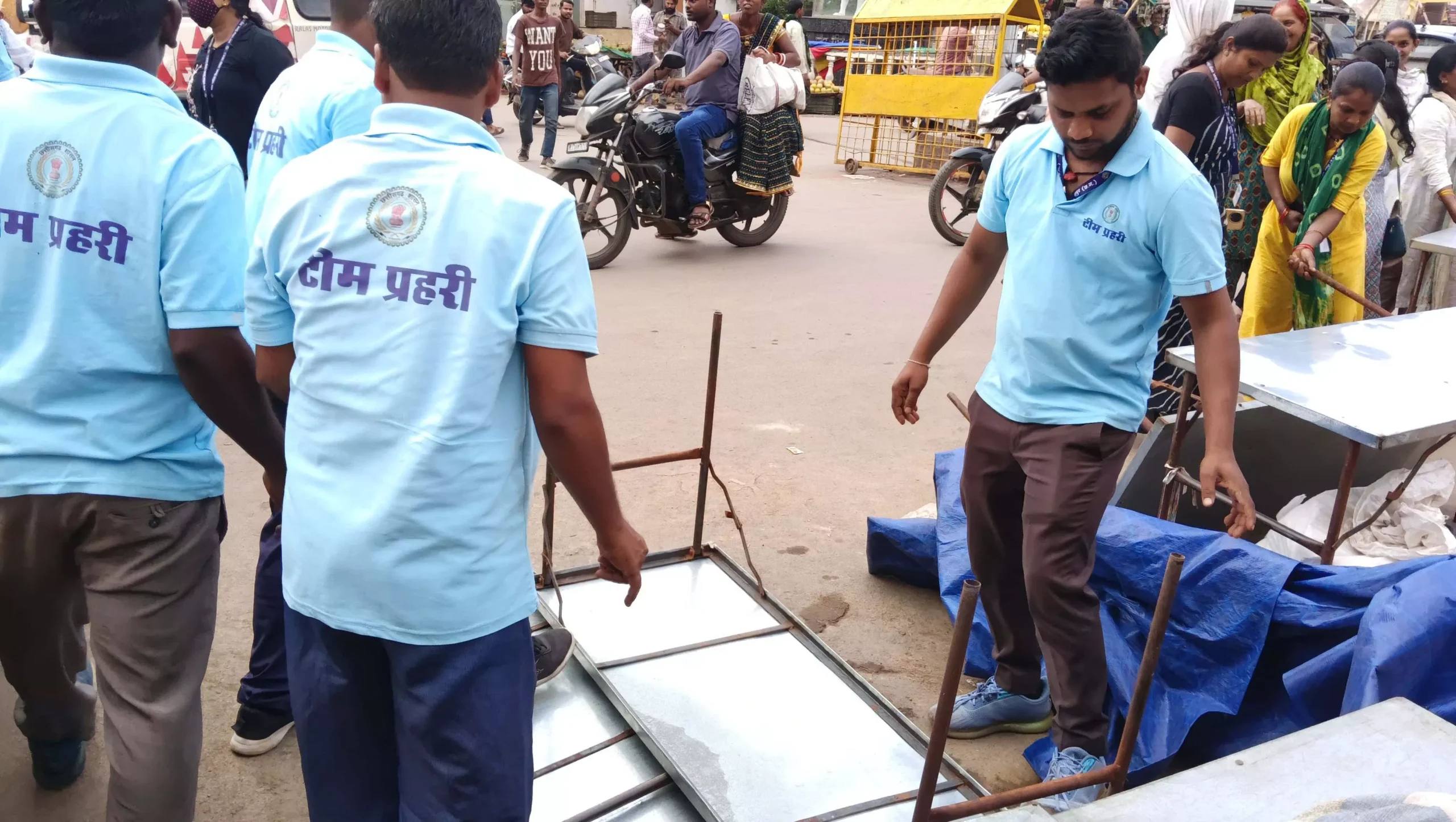 रायपुर: मालवीय रोड पर 24 दुकानदारों पर चला निगम का डंडा, 46 हजार का जुर्माना