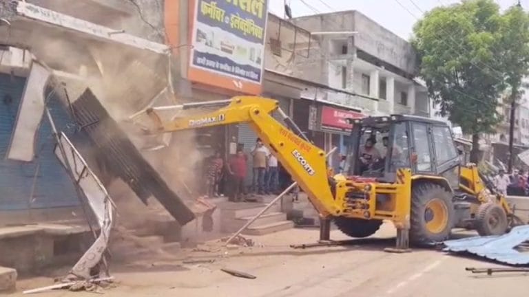 धमतरी में अवैध अतिक्रमण पर चला बुलडोजर