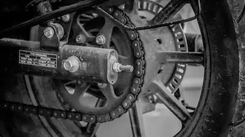 मोटरसाइकिल की सूखी चेन कर सकती है बड़ा नुकसान, ऐसे बचें