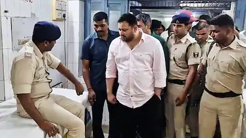 बिहार में हादसा: तेजस्वी यादव के काफिले में घुसा ट्रक, 3 सुरक्षाकर्मी घायल