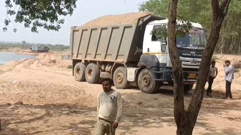 अवैध रेत खनन पर गरियाबंद कलेक्टर सख्त, माइनिंग अधिकारी को थमाया शोकॉज नोटिस