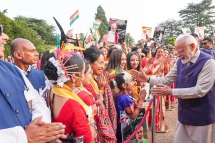 ब्रिटेन में गूंजा 'मोदी-मोदी': बीहू नृत्य, ढोल और तिरंगों से PM मोदी का भव्य स्वागत