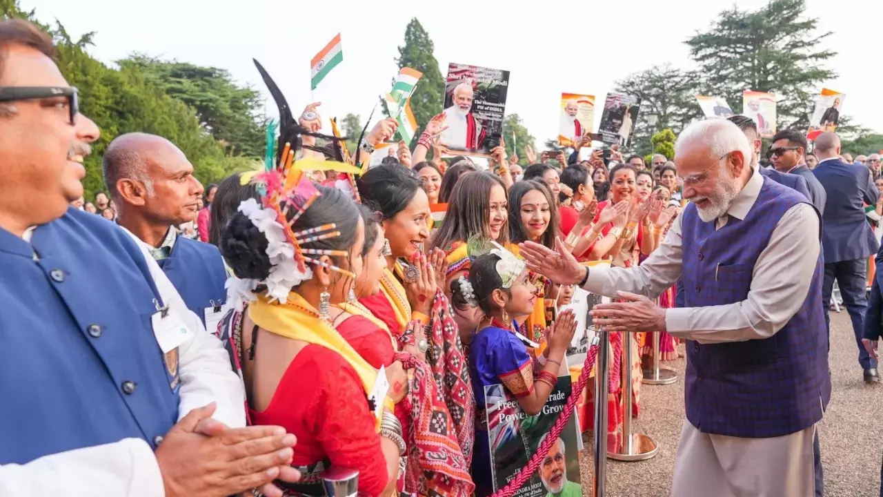 ब्रिटेन में गूंजा 'मोदी-मोदी': बीहू नृत्य, ढोल और तिरंगों से PM मोदी का भव्य स्वागत
