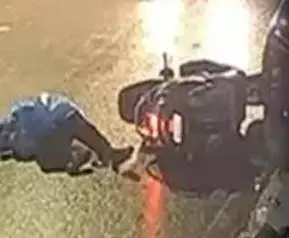 अंबिकापुर: झूलते बिजली के तार से बाइक सवार हुआ हादसे का शिकार, गंभीर हालत में भर्ती