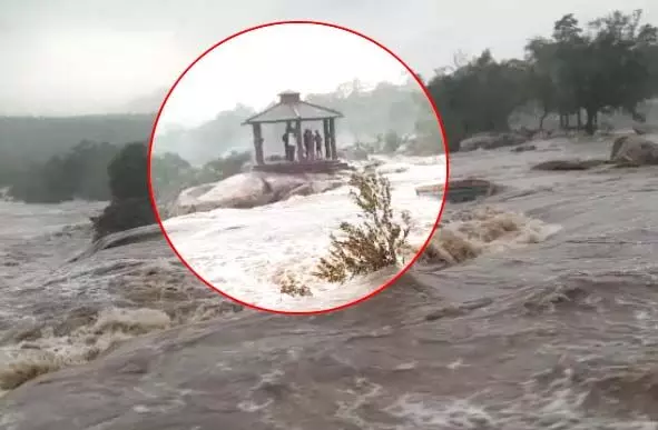 कोरबा: देवप्रहरी वाटरफॉल में फंसे 5 सैलानी, रेस्क्यू कर सभी को बचाया गया