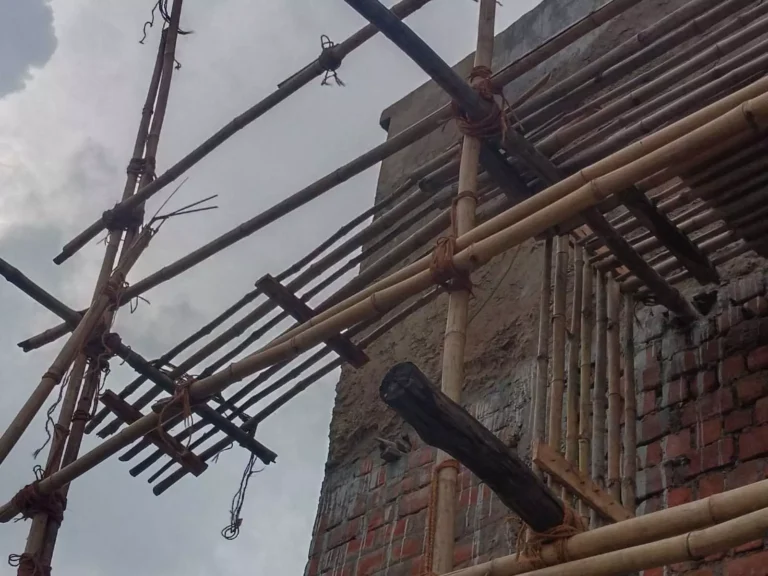 रायपुर: प्लास्टर करते समय तीसरी मंजिल से गिरे मजदूर, एक की मौत