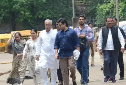 बेटे चैतन्य से मिलने ED दफ्तर पहुंचे भूपेश बघेल