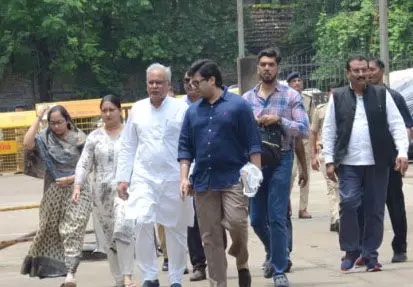 बेटे चैतन्य से मिलने ED दफ्तर पहुंचे भूपेश बघेल