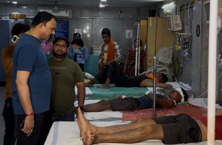 स्वास्थ्य मंत्री जायसवाल पहुंचे मेकाहारा, मरीजों से की बात