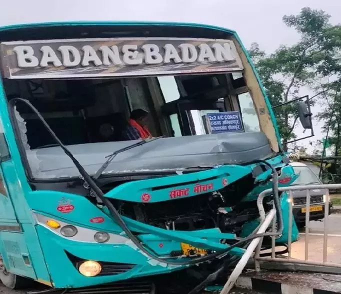जशपुर: ड्राइवर को आई नींद, बस डिवाइडर से टकराई